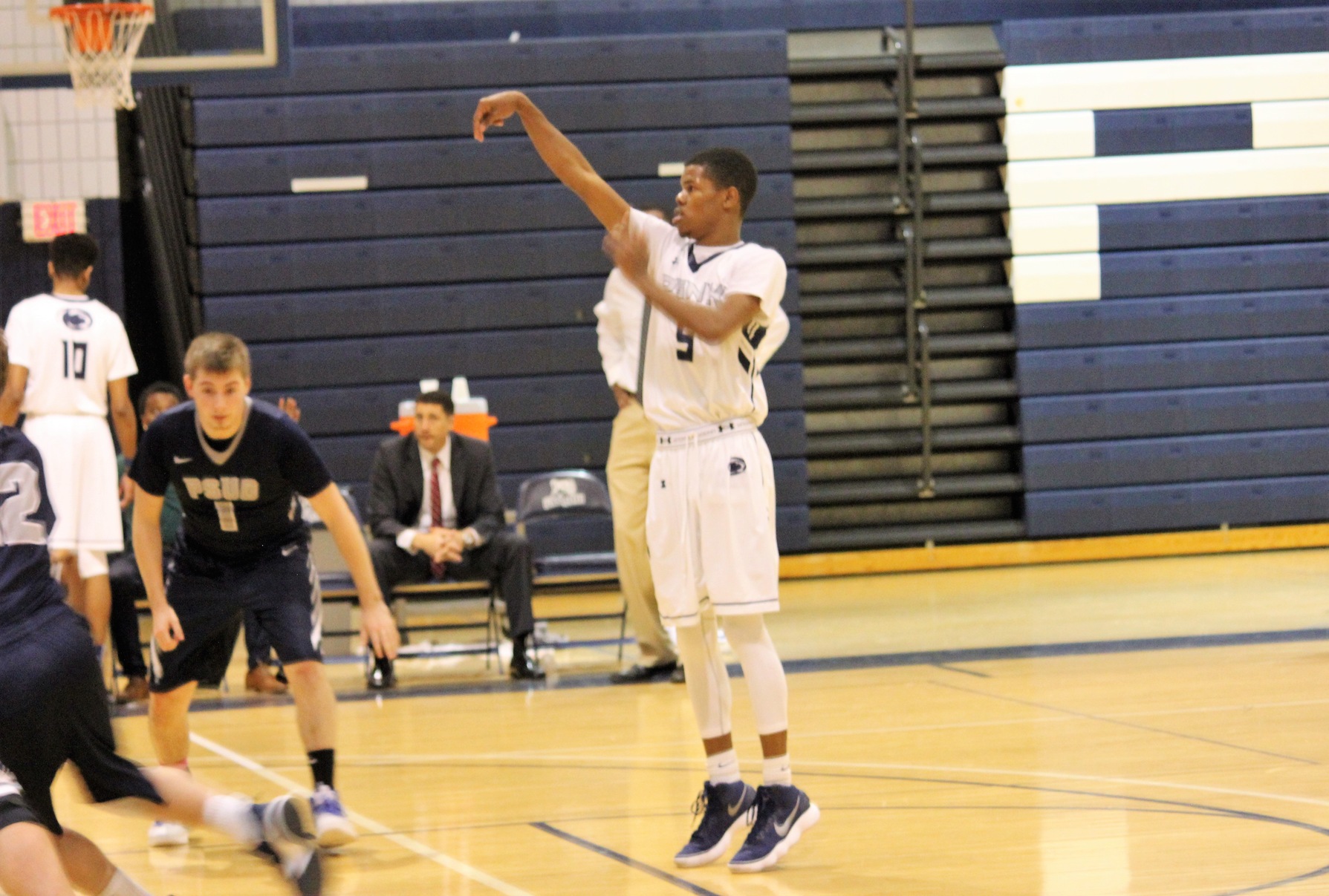 Men's Basketball Cruises Against Worthington-Scranton behind 34 Points from Broadwater